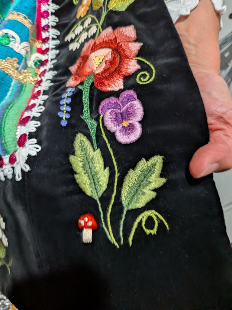 Transitional.embroidery. Each person has their signature emblem. This person puts a toadstool on all her pieces. We also met someone who did a ladybird